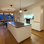 Christine Am Apartman *