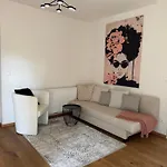 Christine Am Apartman *
